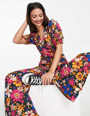 ASOS DESIGN - Jumpsuit aus Blasenkrepp mit V-Ausschnitt, Blümchenmuster und Puffärmeln-Bunt