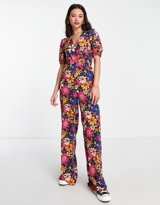 ASOS DESIGN – Jumpsuit aus Blasenkrepp mit V-Ausschnitt, Blümchenmuster und Puffärmeln, 4 von 4