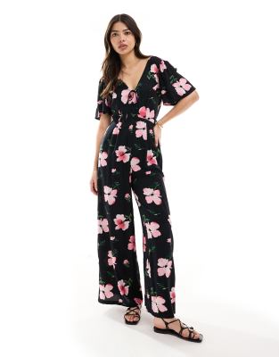 ASOS DESIGN - Jumpsuit aus gesponnenem Stoff mit Blumenmuster in dunklem Farben, weitem Bein und Flatterärmeln-Bunt