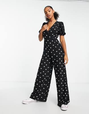 ASOS DESIGN - Jumpsuit aus Krepp mit Sternenmuster, V-Ausschnitt und Puffärmeln-Bunt