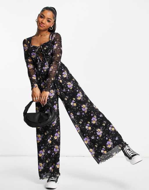 ASOS DESIGN – Jumpsuit aus Netzstoff mit weitem Bein und lila Blümchenmuster 