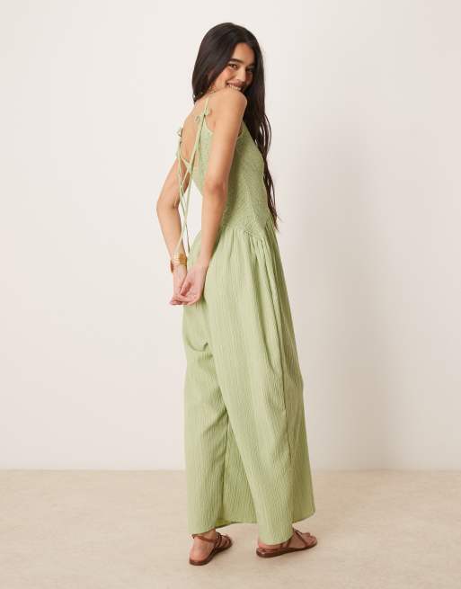 ASOS DESIGN – Jumpsuit aus Polyester in Khaki mit V-Ausschnitt, Knitterstruktur und tiefer Taille, 3 von 4