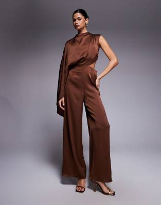 ASOS DESIGN - Jumpsuit aus Satin in Schokobraun mit One-Shoulder-Träger und Zierausschnitt-Brown