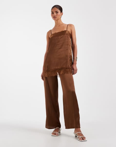 ASOS DESIGN – Jumpsuit aus Satin und Spitze in Braun mit schmalen Trägern - view 1