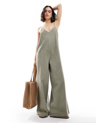 ASOS DESIGN - Jumpsuit aus weichem Denim in Khaki-Grün