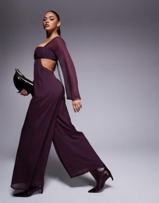 ASOS DESIGN - Jumpsuit in Beerenrot mit Korsett-Körbchendetail aus Satin, weitem Bein und Zierausschnitten-Lila