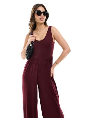 ASOS DESIGN - Jumpsuit in Burgunder mit weicher Haptik und tief angesetzter Taille-Brown