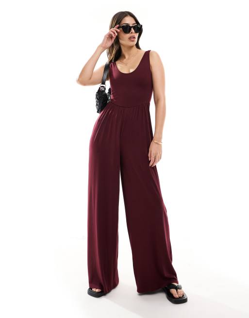 ASOS DESIGN Jumpsuit in Burgunder mit weicher Haptik und tief angesetzter Taille ASOS