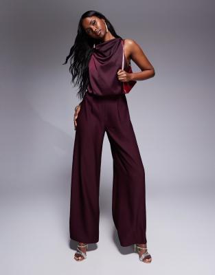 ASOS DESIGN - Jumpsuit in Burgunderrot mit Wasserfallausschnitt und Oberteil aus Satin