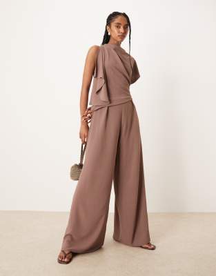 ASOS DESIGN - Jumpsuit in dunklem Taupe mit asymmetrisch drapiertem Dekolleté-Braun