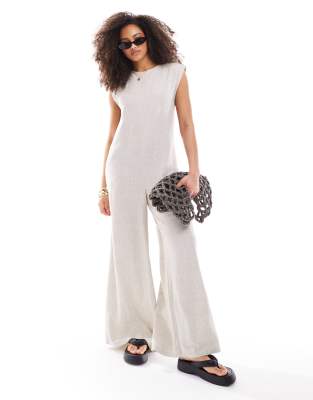 ASOS DESIGN - Jumpsuit in Haferbeige mit geradem, weitem Bein und Schulterpolstern-Neutral