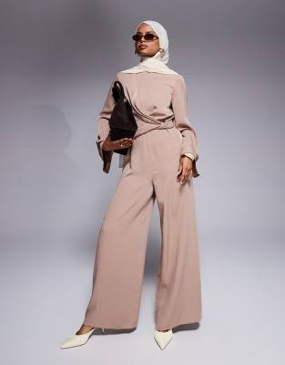 ASOS DESIGN - Jumpsuit in Kamelbraun mit weitem Bein und verdrehter Vorderseite-Neutral