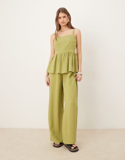 ASOS DESIGN – Jumpsuit in Olivgrün mit Schößchen-Taille - view 1