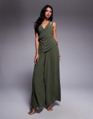 ASOS DESIGN - Jumpsuit in Olivgrün mit zweifachen Trägern, tiefem Ausschnitt und weitem Bein