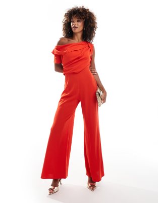 ASOS DESIGN - Jumpsuit in Rot mit abfallender Schulterpartie, gerafftem Detail und weitem Bein