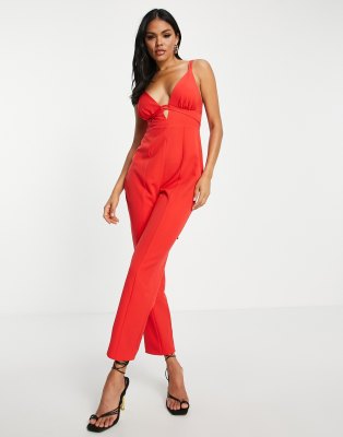 ASOS DESIGN - Jumpsuit in Rot mit Riemchen, tiefem Ausschnitt und Karottenschnitt