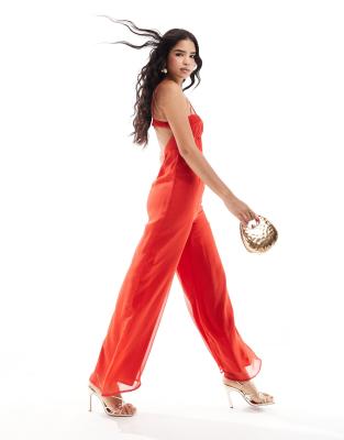 ASOS DESIGN - Jumpsuit in Rot mit ungesäumten Kanten, Korsettbahnen und Zierausschnitt