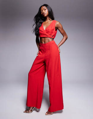 ASOS DESIGN - Jumpsuit in Rot mit Wickeldesign vorne, Zierausschnitt und Schnallendetail