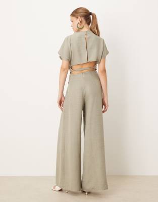 ASOS DESIGN - Jumpsuit in Salbeigrün mit Leinenoptik, Rückenausschnitt und gerafftem Detail