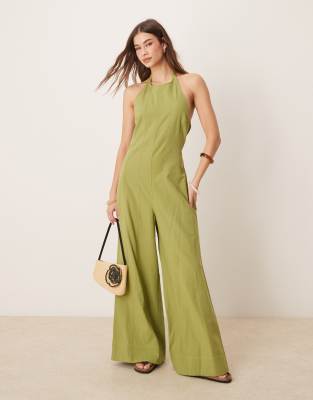 ASOS DESIGN - Jumpsuit in Salbeigrün mit weitem Bein, Neckholder und Ziernähten