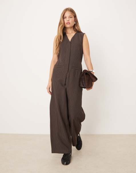ASOS DESIGN – Jumpsuit in Schokobraun mit Nadelstreifen und V-Ausschnitt - view 1