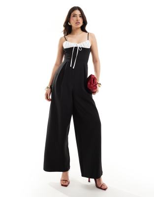 ASOS DESIGN - Jumpsuit in Schwarz mit plissiertem, farblich abgesetztem Bustier-Detail und weitem Bein