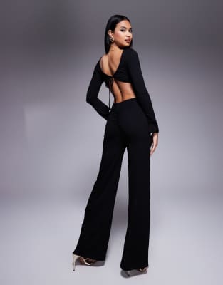 ASOS DESIGN - Jumpsuit in Schwarz mit Trompetenärmeln, Rückenausschnitt und Bindedetail