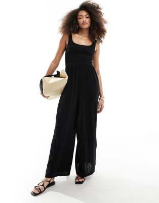 ASOS DESIGN - Jumpsuit in Schwarz mit U-Ausschnitt und weitem Bein