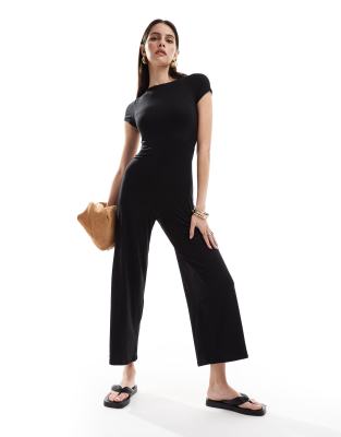 ASOS DESIGN - Jumpsuit in Schwarz mit U-Boot-Ausschnitt und Flügelärmeln