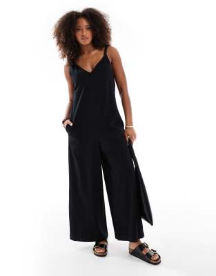ASOS DESIGN - Jumpsuit in Schwarz mit verdrehten Trägern