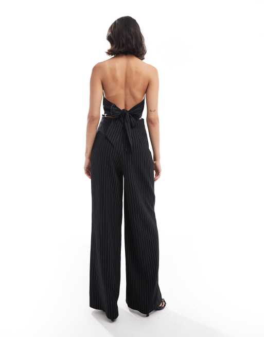 ASOS DESIGN Jumpsuit in Schwarz und WeiB gestreift mit Neckholder und Bindeband am Rucken ASOS