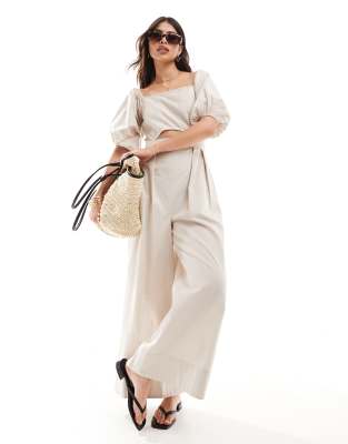 ASOS DESIGN - Jumpsuit in Steinbeige mit Bardot-Ausschnitt, Puffärmeln und Zierausschnitt-Neutral