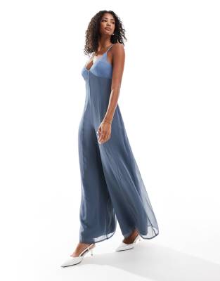 ASOS DESIGN - Jumpsuit in zweifarbigem Blau mit transparenten Chiffon-Stoffbahnen und V-Ausschnitt