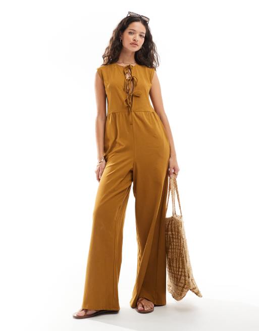 ASOS DESIGN - Jumpsuit met gestrikte voorkant en wijde pijpen in bruin