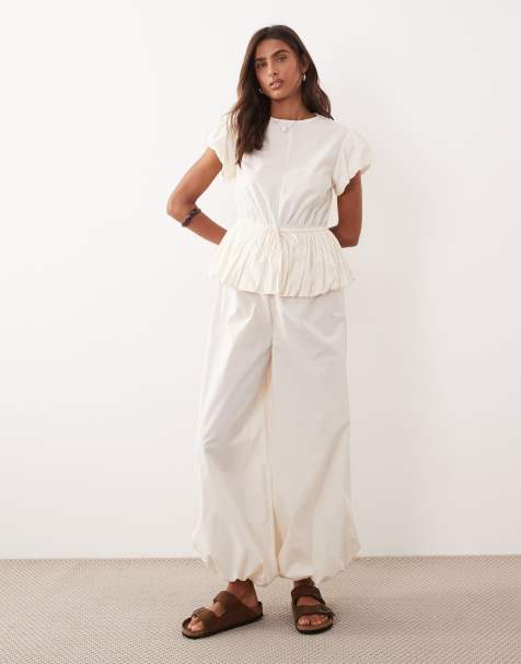 ASOS DESIGN - Jumpsuit met peplum en ballonpijpen in crème - view 1