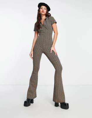 ASOS DESIGN - Jumpsuit mit ausgestelltem Bein, Reißverschluss vorne und geometrischem Muster-Bunt