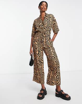 ASOS DESIGN - Jumpsuit mit Kragen, Knopfleiste und zweifarbigem Wirbelmuster-Bunt