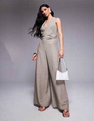 ASOS DESIGN - Jumpsuit mit Streifen, geraffter Taille und V-Ausschnitt-Grau
