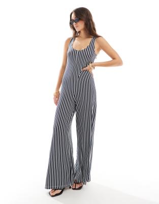 ASOS DESIGN - Jumpsuit mit U-Ausschnitt und weitem Bein in Marineblau und Weiß gestreift