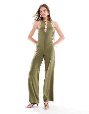 ASOS DESIGN - Jumpsuit mit weitem Bein, Zierausschnitt und Kunstperlendetails vorne-Grün