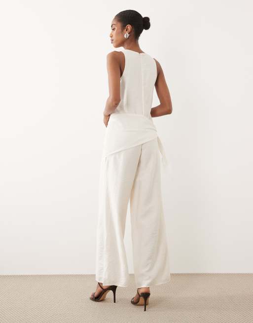 ASOS DESIGN - Jumpsuit van gekreukt satijn met taille met sjaaldetail in crème, 2 van 4