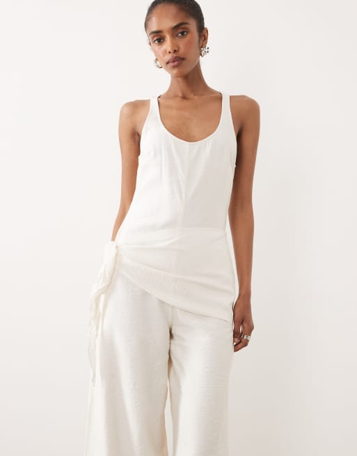 ASOS DESIGN - Jumpsuit van gekreukt satijn met taille met sjaaldetail in crème, 3 van 4