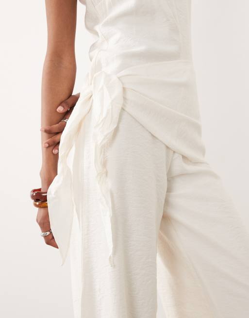 ASOS DESIGN - Jumpsuit van gekreukt satijn met taille met sjaaldetail in crème, 4 van 4