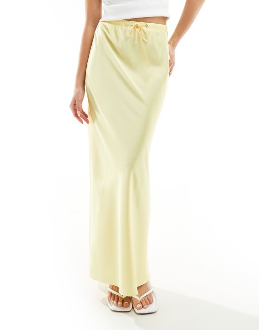 ASOS DESIGN - Jupe longue en satin en bais avec liens noués à la taille - Beurre