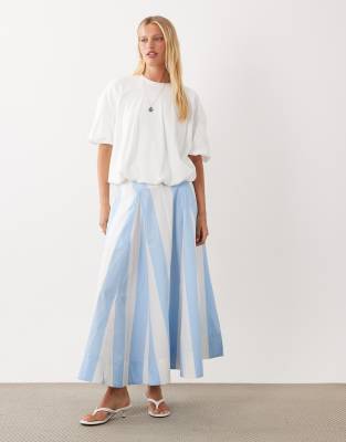 ASOS DESIGN - Jupe mi-longue bouffante à taille basse et godets - Bleu et blanc rayé-Multicolore
