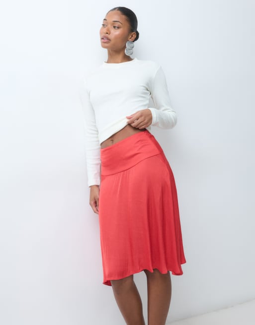 ASOS DESIGN jupe mi-longue en satin à ourlet pointu rouge, 5 de 5