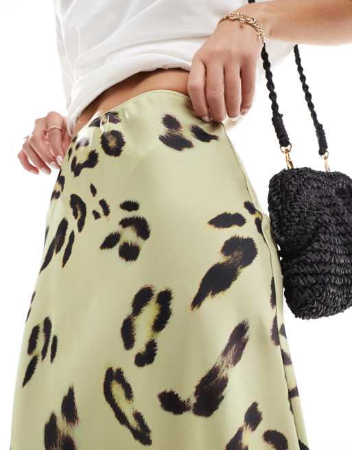 ASOS DESIGN - Jupe mi-longue en satin coupée en biais à imprimé léopard - Crème, 2 de 5