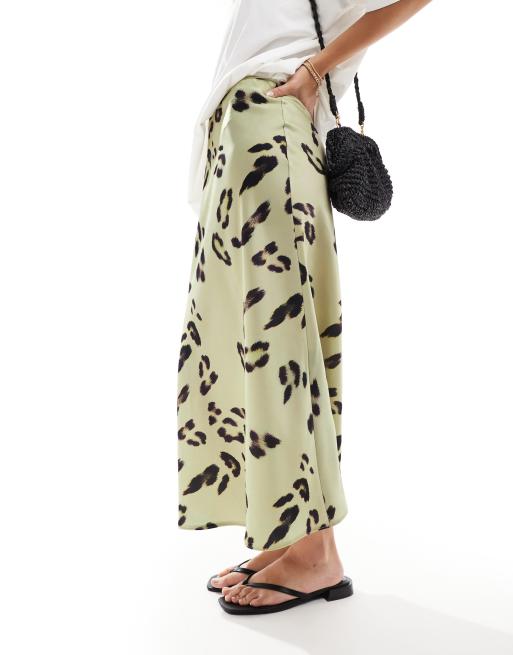 ASOS DESIGN - Jupe mi-longue en satin coupée en biais à imprimé léopard - Crème, 3 de 5