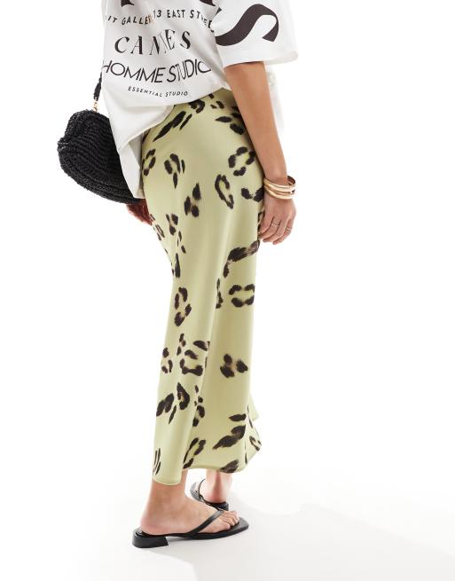 ASOS DESIGN - Jupe mi-longue en satin coupée en biais à imprimé léopard - Crème, 5 de 5