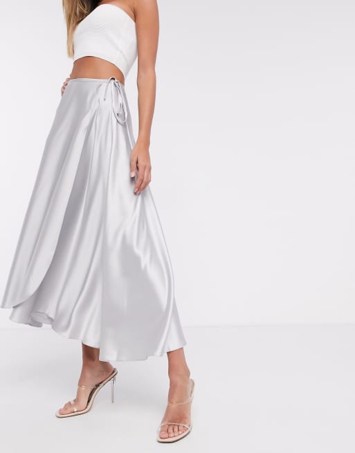 ASOS DESIGN - Jupe portefeuille mi-longue en satin - Argenté